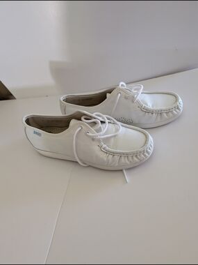 Women's SAS White Lace-Up Loafers. Size 7W